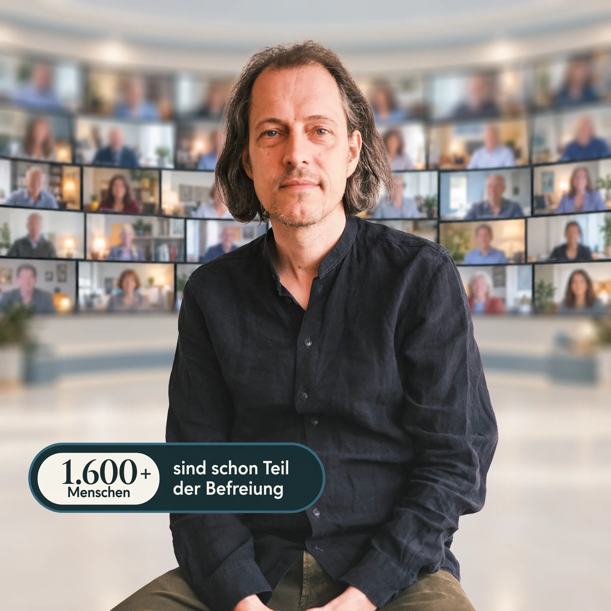 Gopal Norbert Klein, vor ihm die Bildschirme von Teilnehmenden der Befreiung